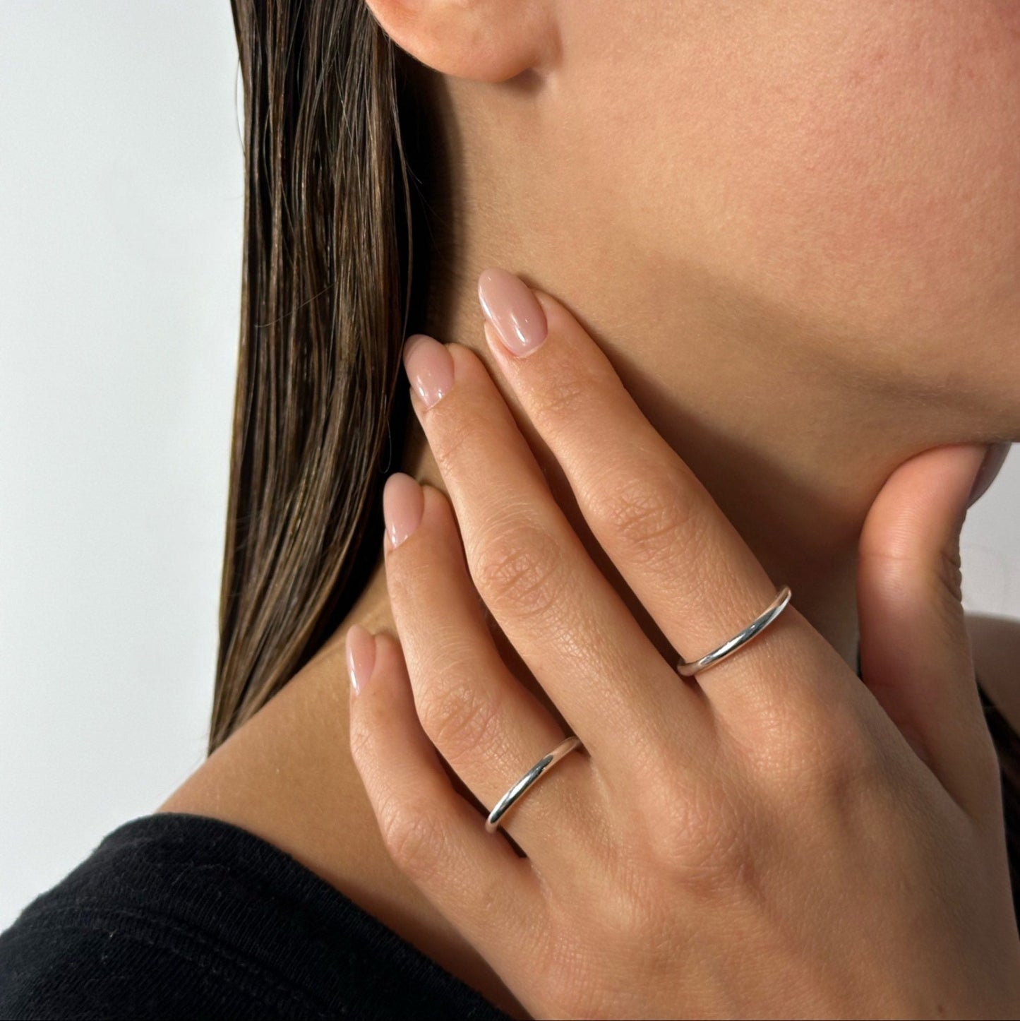 lady wearing sterling silver band ring