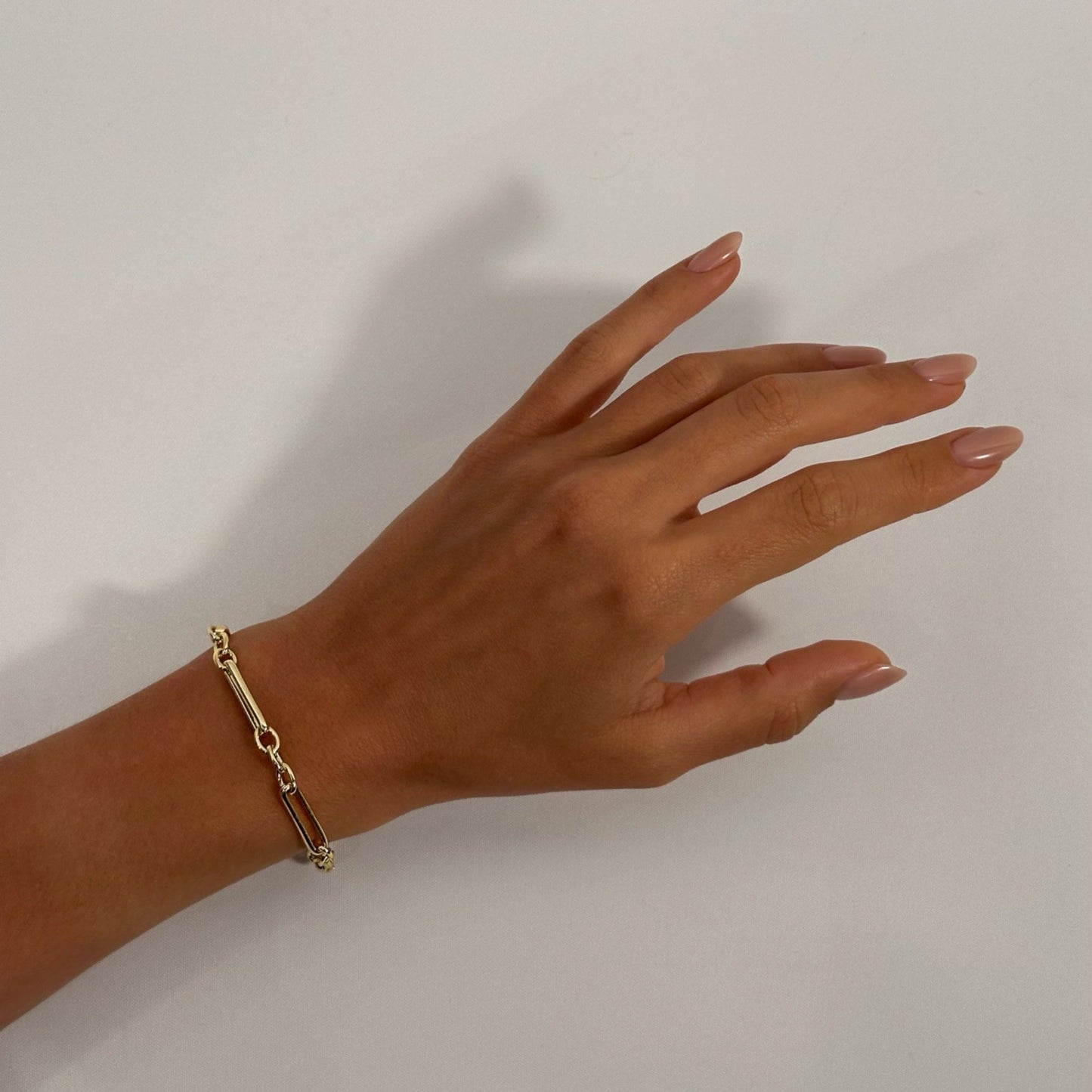woman wearing 14k gold filled classic paperclip chain bracelet 