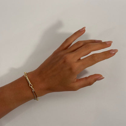 woman wearing 14k gold filled classic paperclip chain bracelet 