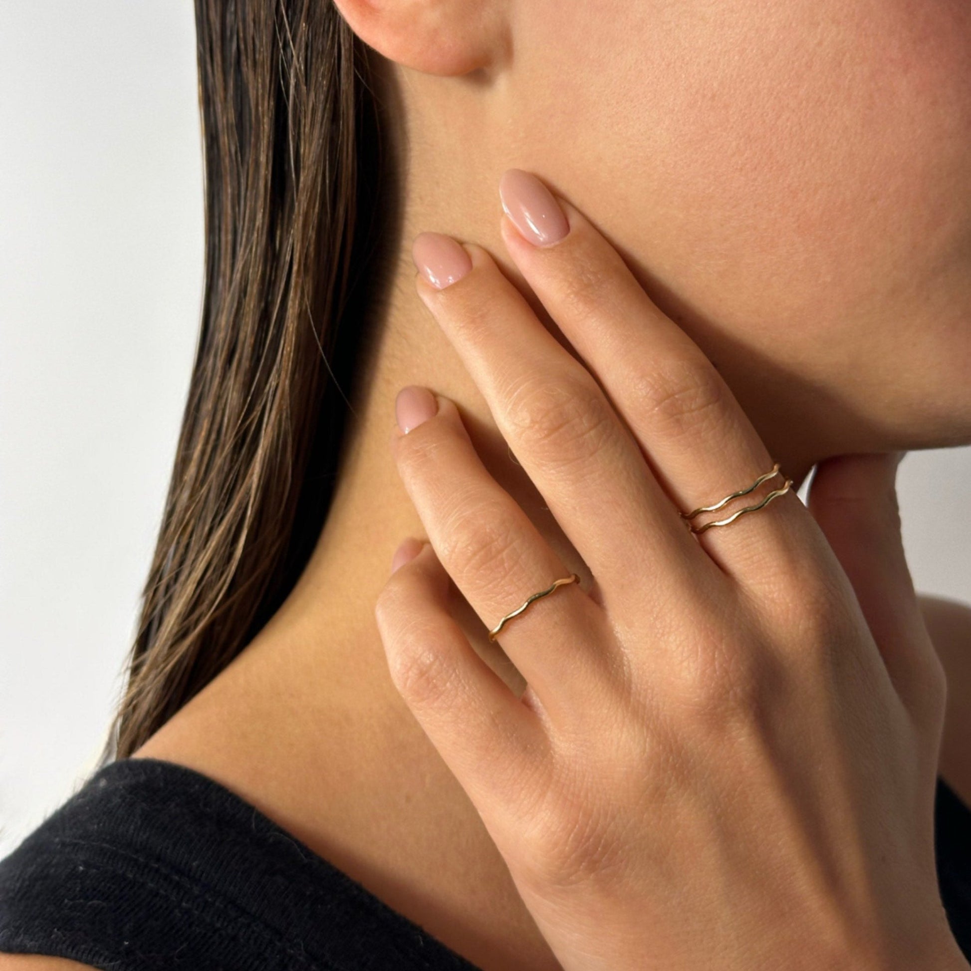 woman wearing 14k gold wave detail curvy ring