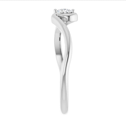 14k Freeform Oval Diamond Ring