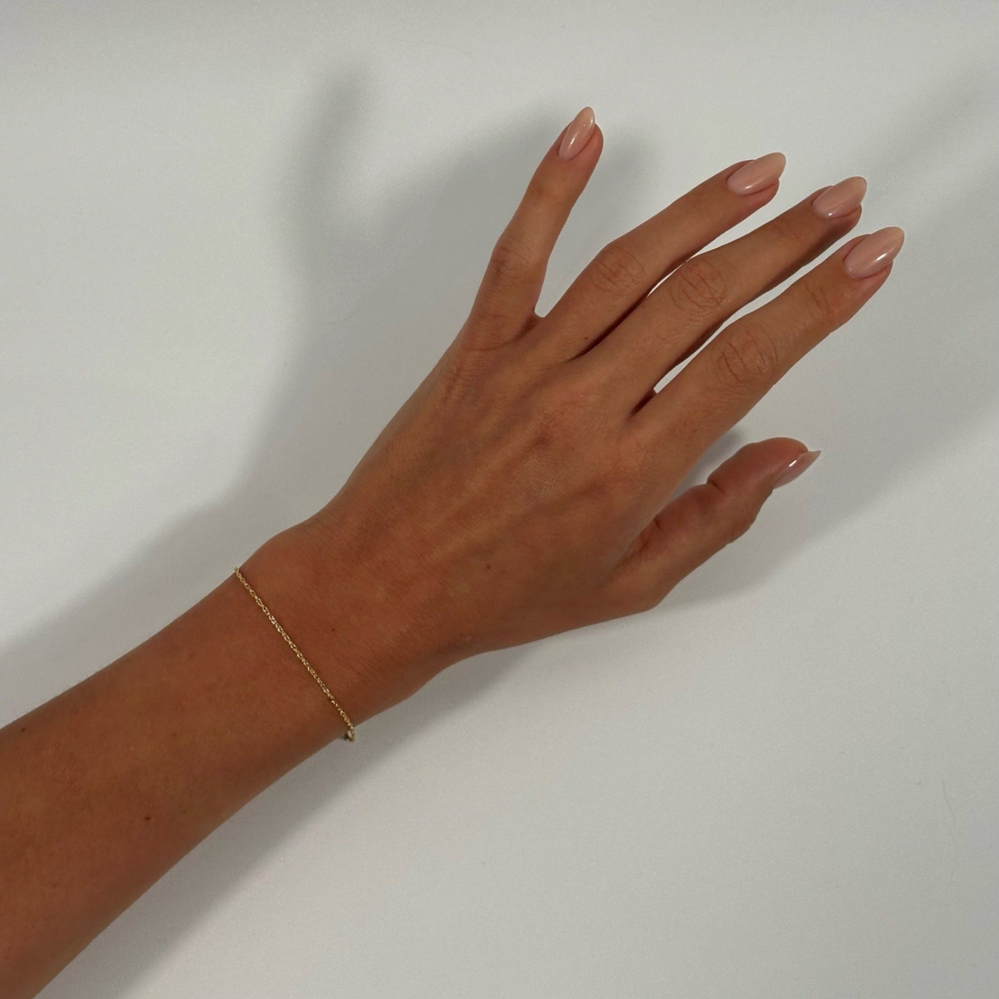 lady wearing gold classic dainty fine rope chain bracelet