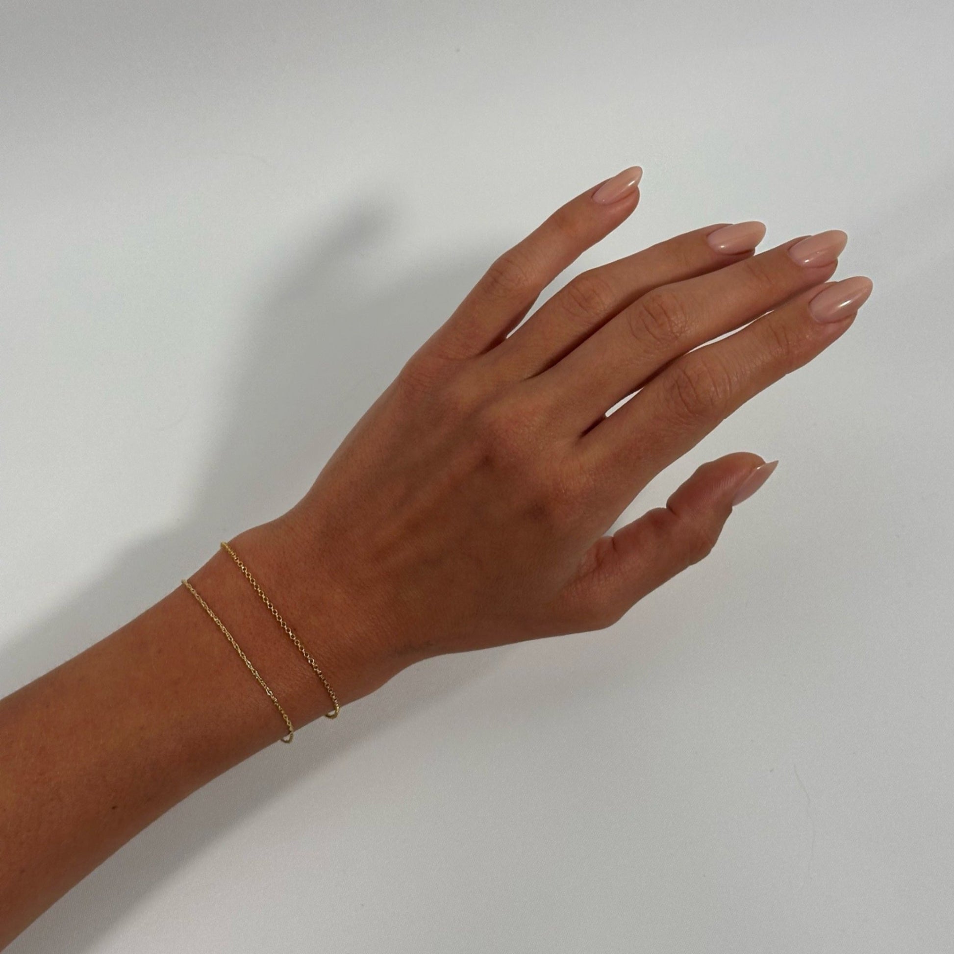 lady wearing gold classic fine rolo rope chain bracelet