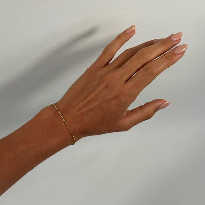 lady wearing gold dainty fine rolo chain bracelet