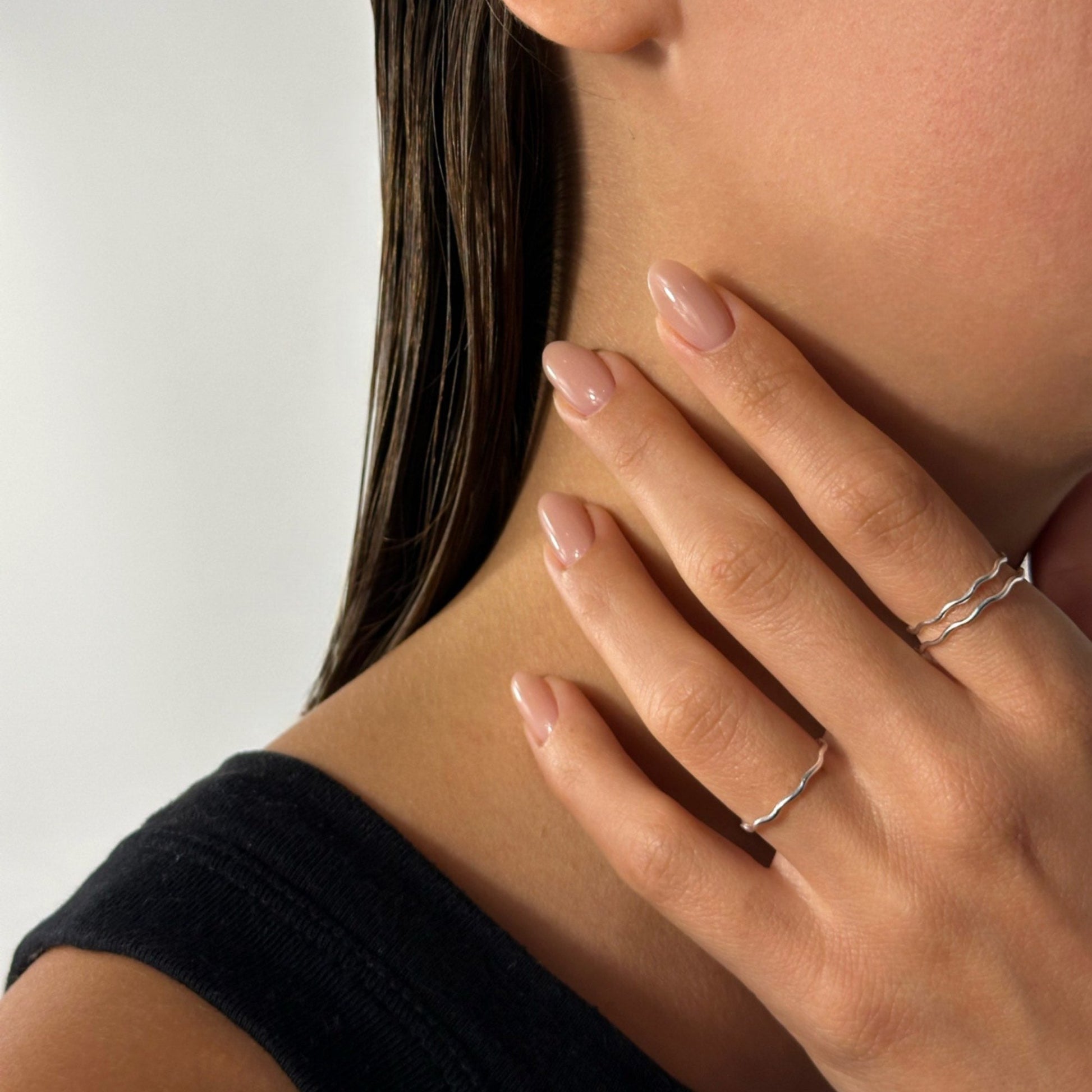 woman wearing silver wave detail curvy ring desur