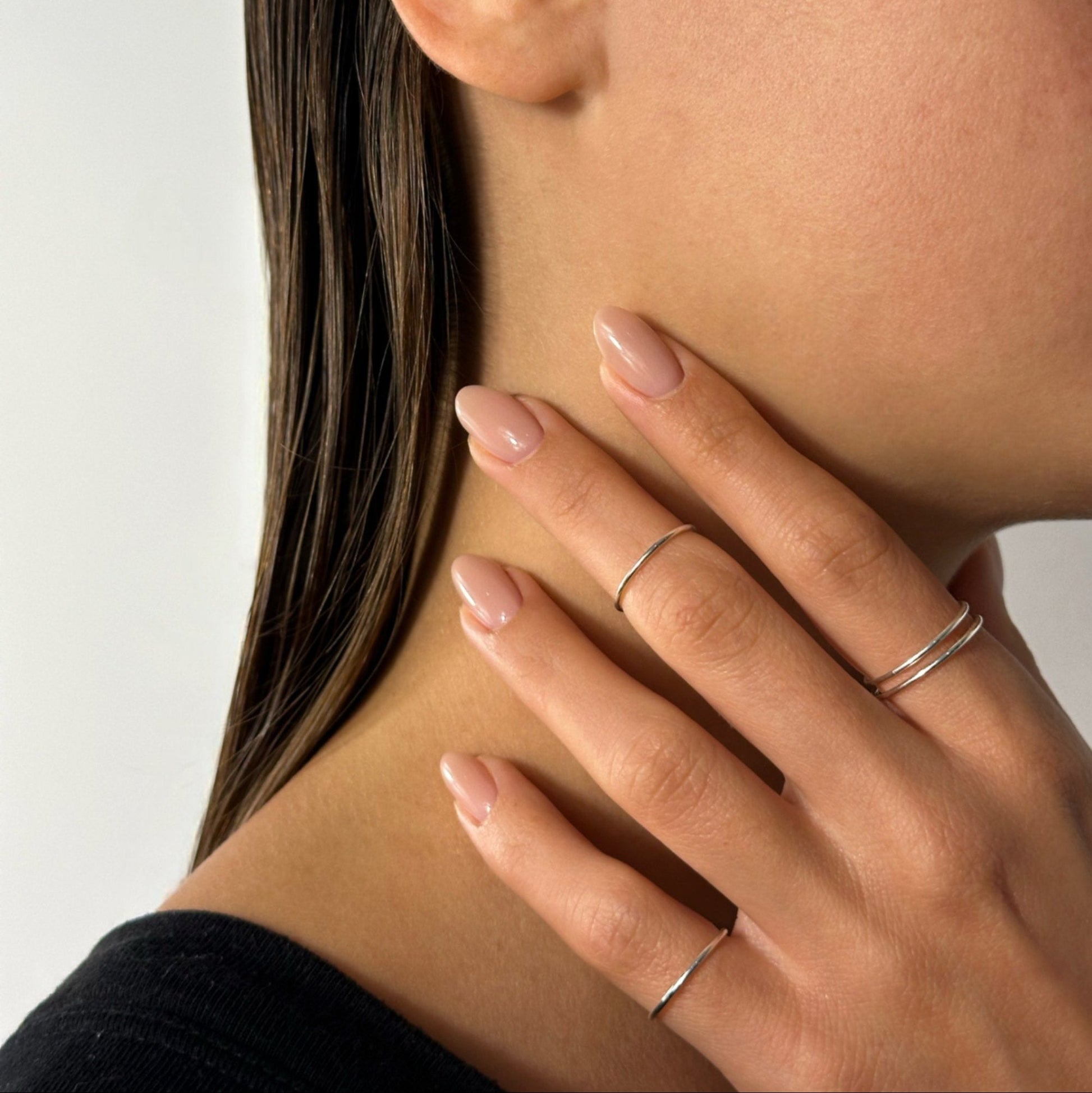 lady wearing sterling silver fine classic band ring desur